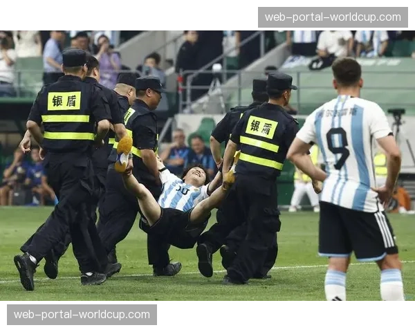 为应对极端天气,里昂公园球场首次启用覆盖全看台的透明智能气候顶棚 为应对极端天气,里昂公园球场首次启用覆盖全看台的透明智能气候顶棚